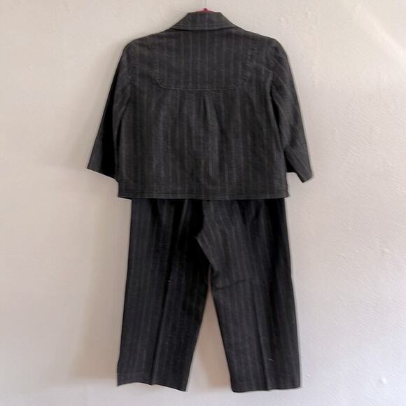 Larry Levine Two Piece Gray and White Pin Stripe Short Sleeve Pant Suit PS - Picture 7 of 12